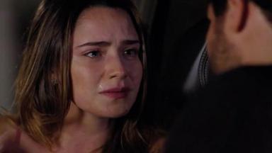 Ana chorando no carro com Lúcio  
