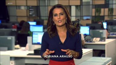 Adriana Araújo gesticulando 