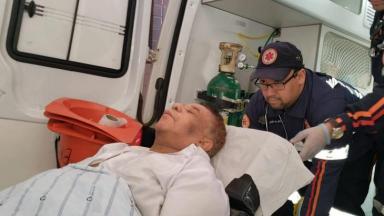Agnaldo Silva numa maca durante transferência médica 
