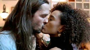 Vitória e Davi se beijando em Amor de Mãe 