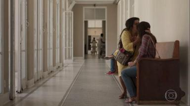 Lurdes (Regina Casé) dá um beijo na testa de Thelma (Adriana Esteves) no corredor de um hospital em Amor de Mãe 