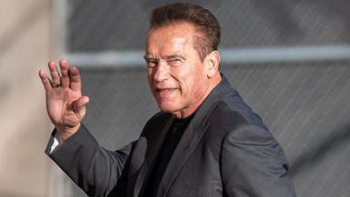 Arnold Schwarzenegger acenando para o público 