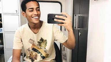 João Pedro Oliveira posa para uma selfie feita no espelho 