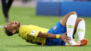 Jogador Neymar machucado 