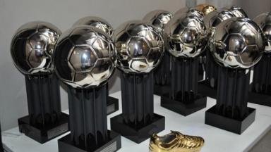 Exemplares do troféu do Bola de Prata 