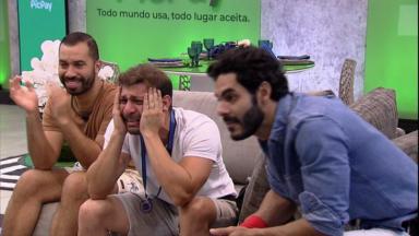 Caio emocionado com Gilberto e Rodolffo durante mensagem do anjo no BBB21 