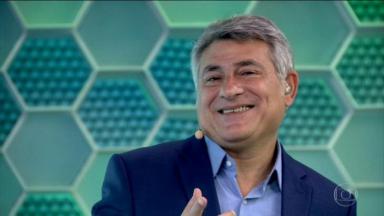 Cleber Machado sorrindo nos estúdios de transmissão esportiva da Globo 