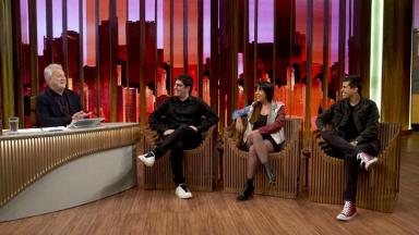 Marcelo Adnet, Marcius Melhem e Daniela Ocampo no Conversa com Bial 