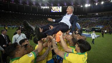 Tite é jogado para o alto pelos jogadores da seleção brasileira após o título da Copa América 