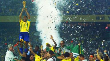 Cafu levantando o troféu do penta na Copa do Mundo de 2002 