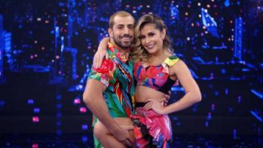 Kaysar Dadour e sua parceira de Dança dos Famosos posa para foto 