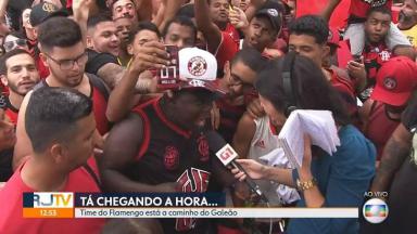 Repórter da Globo no meio da torcida do Flamengo 
