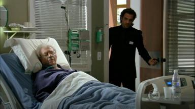 Cena de Flor do Caribe com Alberto entrando no quarto de Samuel no hospital, enquanto ele está deitado na cama 
