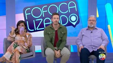 Mara Maravilha, Gabriel Cartolano e Leão Lobo no estúdio do Fofocalizando 