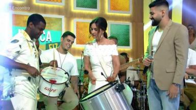 Fátima Bernardes tocando percussão ao lado de Dilsinho no Encontro 