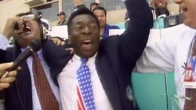 Galvão Bueno e Pelé comemorando o tetra campeonato da seleção na Copa do Mundo de 1994 