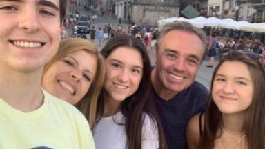 Família tira foto com Gugu Liberato 