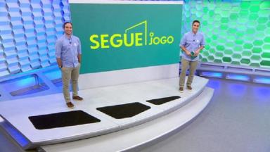 Caio Ribeiro e Gustavo Villani de pé no cenário do "Segue o Jogo" 
