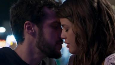Cena de Haja Coração, Camila e Giovanni se beijam 
