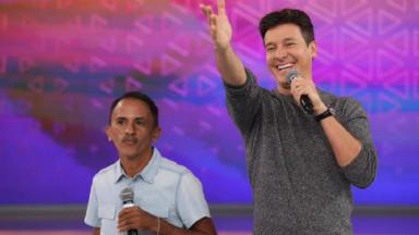 Rodrigo Faro recebe o intérprete do hit Caneta Azul 
