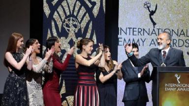 Diretor e elenco de Império recebendo o troféu do Emmy Internacional 