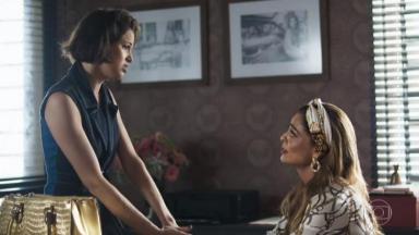 Josiane (Ágatha Moreira) de mãos dadas com a mãe Maria da Paz (Juliana Paes) em "A Dona do Pedaço" 