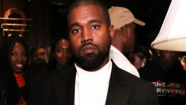 Kanye West com cara de aborrecido 