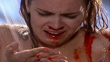 Cena de Laços de Família com Camila sangrando no banho 