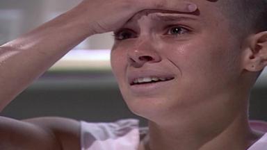 Cena de Laços de Família com Camila chorando com a mão na testa 