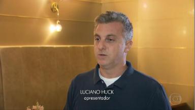Luciano Huck sentado, dá entrevista ao "Fantástico" 