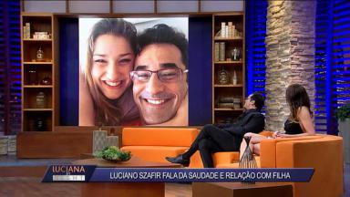 Luciano Szafir vendo fotos dele com Sasha ao ladode Luciana Gimenez 