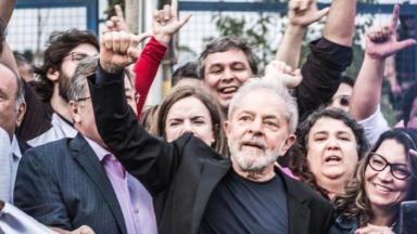 Lula comemorando assim que saiu da prisão. 