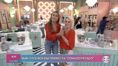 Ana Maria Braga posa para foto com Juliana Paes nos bastidores de A Dona do Pedaço 