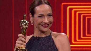 Maria Beltrão segurando a estatueta do Oscar 