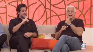 Murilo Benício e Antônio Fagundes sentados no sofá do "Encontro", segurando microfones. 