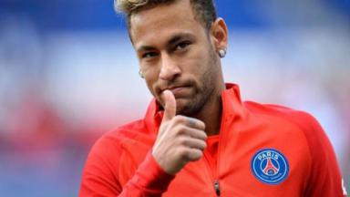 Neymar fazendo joinha em treino do PSG 