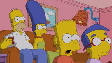Família Os Simpsons assistindo TV. 