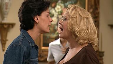 Milena (Carolina Ferraz) e Branca (Susana Vieira) frente a frente batendo boca em cena de "Por Amor" 