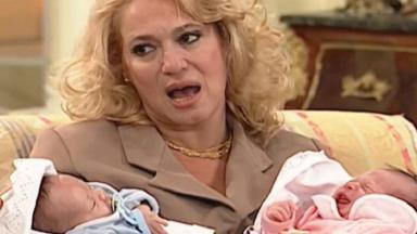Susana Vieira, como Branca de "Por Amor", segura no colo, dois bebês recém nascidos. 