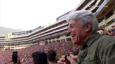 Caco Barcellos sorrindo em gravação do Profissão Repórter no estádio de Lima, Peru 
