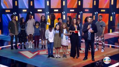 Participantes do "The Voice Kids" no palco do programa ao lado de André Marques, Thalita Rebouças e Iza 
