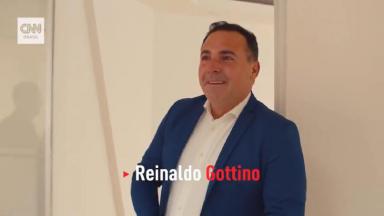 Reinaldo Gottino de pé, emocionado, sendo recebido na CNN Brasil 
