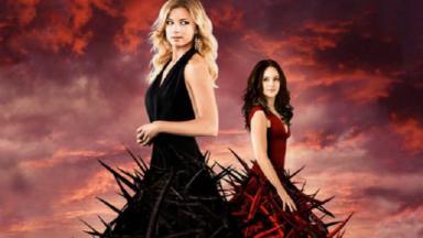 Cartaz de divulgação de Revenge com Emily e Victoria 
