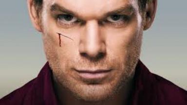 Foto de divulgação de Dexter com ele olhando para a câmera e com o rosto cortado 