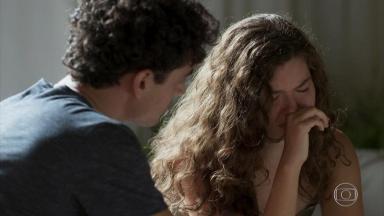 Rita (Alani Guillen) chora e é consolada por Guga (Pedro Alves) em "Malhação" 