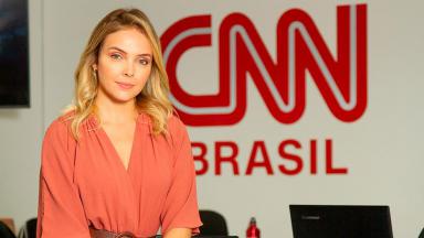 Tais Lopes diante do logo da CNN Brasil 