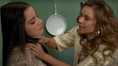 Cena de Triunfo do Amor com Helena colocando uma faca no pescoço de Maria 