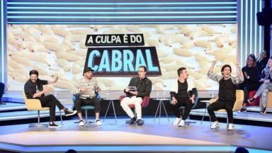 Elenco de A Culpa é do Cabral no palco 