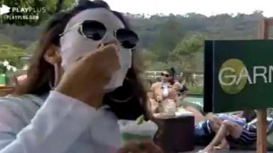 Na área externa, Raissa usa máscara facial branca em A Fazenda 2020 