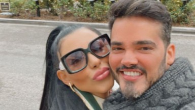 Jenny Miranda e Fábio Gontijo posando para foto com rostos colados 